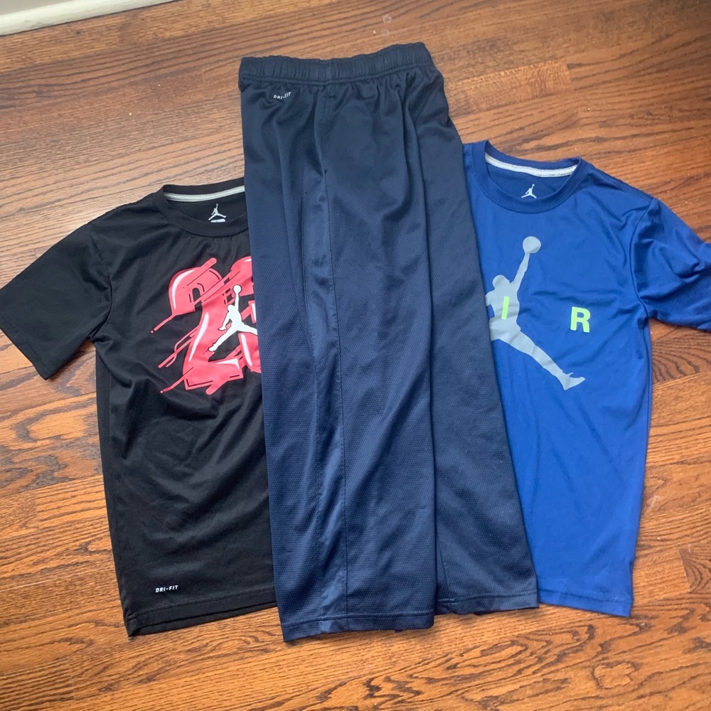 Boys Nike shirts and pants. Size Large.